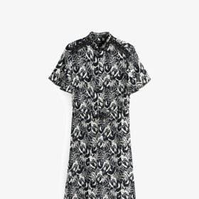 Midi délka šatů patří k nejoblíbenějším napříč střihovými typy. (Next, 1 590 Kč)