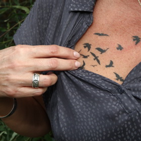 Poslední tetování, ptáčky, navrhla její dcera Adéla. 