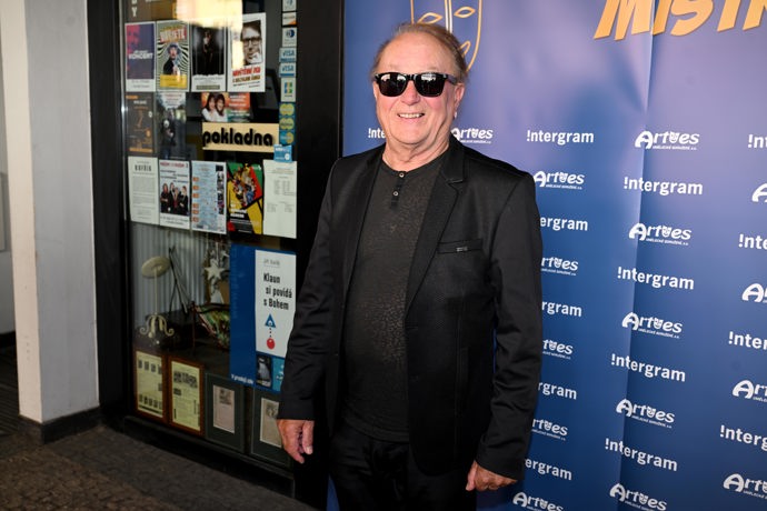 FOTO: Petr Janda zavzpomínal na divoké večírky. – stránka 332