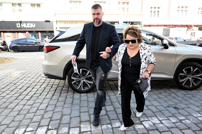 FOTO: Jiřina Bohdalová vypadá skvěle. – stránka 737