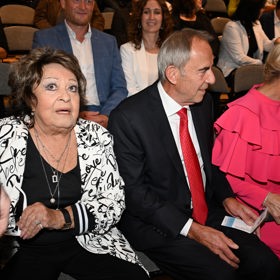 Jiřina Bohdalová na akcích často sedí nebo chodí o holi.