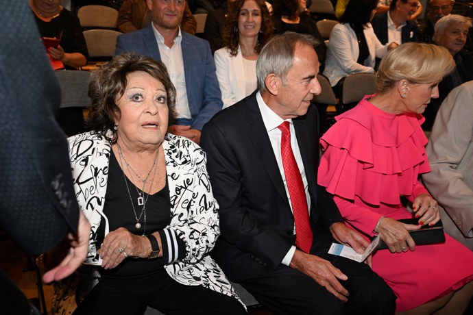 FOTO: Jiřina Bohdalová na akcích často sedí nebo chodí o holi. – stránka 730