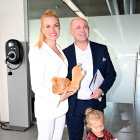 Gabriela Soukalová s ředitelem soutěže Anděl mezi zdravotníky Davidem Novotným a dcerou Izabelkou. 