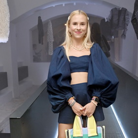 Tmavě modrou barvu rozzářila Mariana Prachařová duhovou kabelkou.