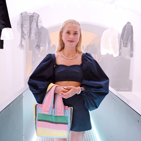 Influencerka Mariana Prachařová vynesla na party k představení nové kolekce H&M outfit od návrhářky Terezy Rosalie Kladošové.