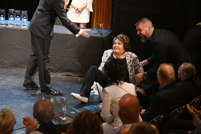 FOTO: Jiřina Bohdalová upadla, když šla na pódium. – stránka 728