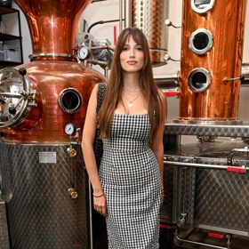 Tahle brunetka se pyšní nejen hudebním talentem, ale i andělskou tváří a hříšným tělíčkem - přes to je stále single. 