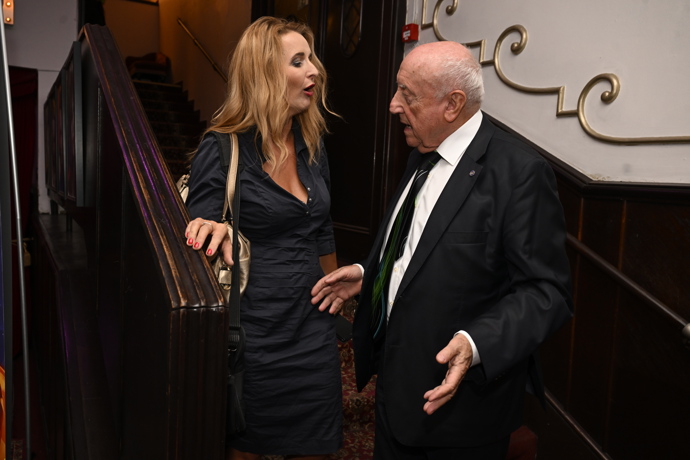FOTO: Felix je mezi ženami jako v sedmém nebi. – stránka 708