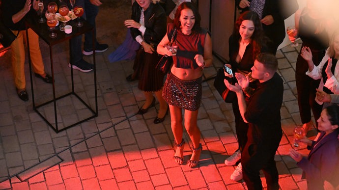 FOTO: Celý večer si měla s kým povídat. – stránka 2252