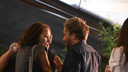 FOTO: Agáta Hanychová a neznámý muž na party.