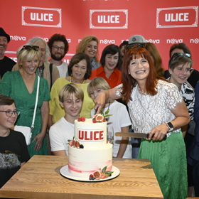 Herečka Ljuba Krbová nechyběla na setkání herců ze seriálu Ulice a dokonce se chopila slavnostního krájení dortu.