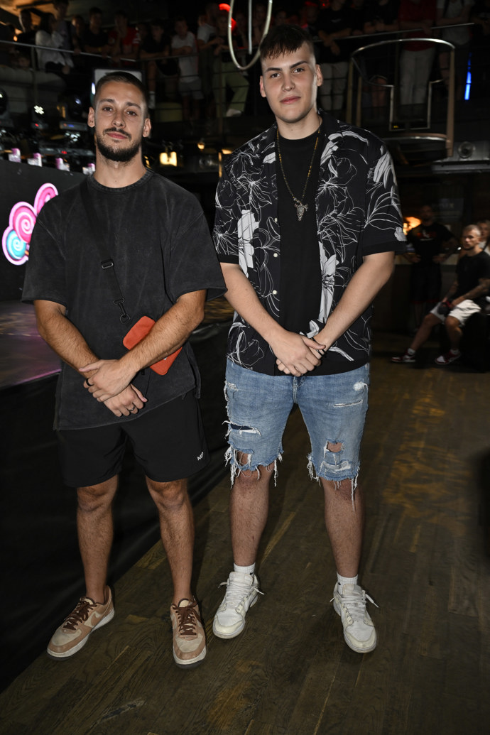 FOTO: Tiskovka byla opět plná známých tváří. – stránka 218