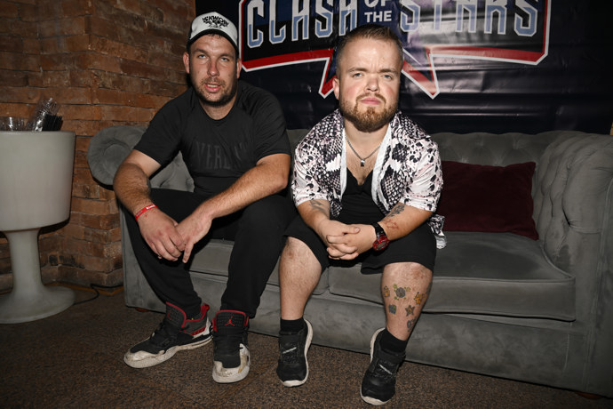 FOTO: Opět se v kleci objeví také liliput říkajíc si "Malej Zmijozel" – stránka 217