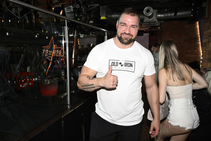 FOTO: Kulturista Karlos Benda se opět objeví v kleci - nastoupí hned proti třem soupeřům! – stránka 214