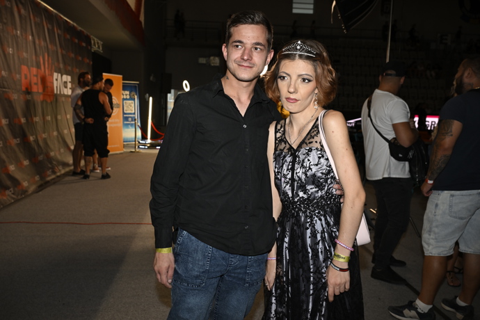 FOTO: Adéla vynesla slavnostní šaty. – stránka 348