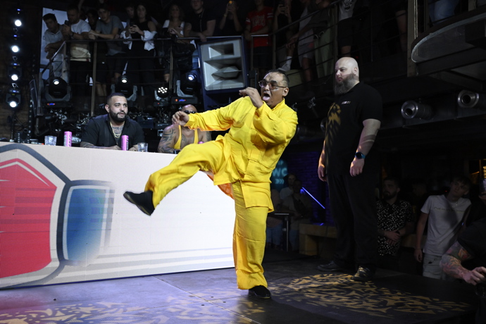 FOTO: Jeden ze soupeřů Karlose Bendy hodlá využít Kung Fu. – stránka 205