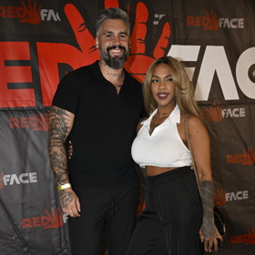 Angie Mangombe a Josef Kůrka na sebe útočí. 