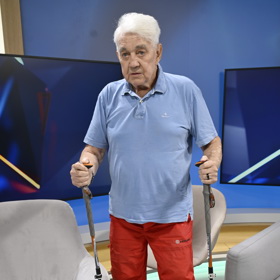 Jiří Krampol již musí k chůzi používat hole. 