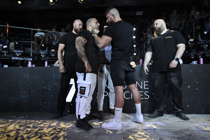 FOTO: Marek "Datel" Valášek se utká s Jaroslavem Kotlárem. Právě jejich zápas bude pomyslnou třešničkou nadcházejícího galavečera. – stránka 360