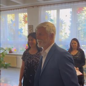Petr Pavel přivítal prvňáčky v Bukovanech.