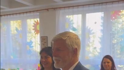 FOTO: Petr Pavel přivítala prvňáčky v Bukovanech.