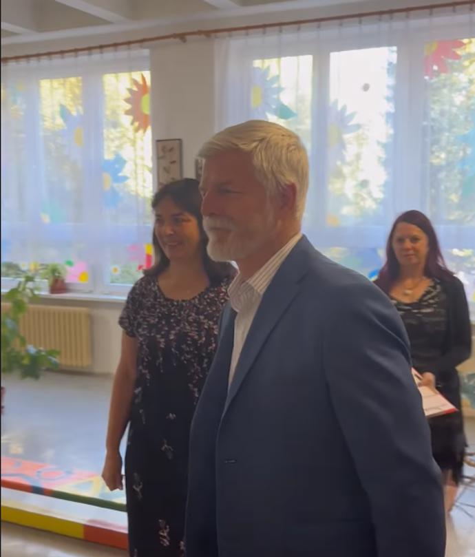 FOTO: Petr Pavel přivítala prvňáčky v Bukovanech. – stránka 2474