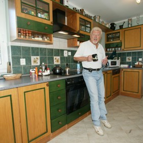 Zpěvák Milan Drobný má svoji kuchyň zařízenou v zeleno-hnědém stylu.