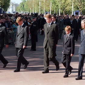 V průvodu hned za rakví šli (zleva): princ Philip, princ William, Earl Spencer (bratr Diany), princ Harry a princ Charles. 