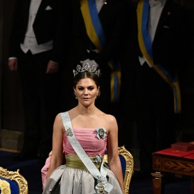A velkou fanynkou maminčiných outfitů je také švédská korunní princezna Victoria. Na banket u příležitosti předávání Nobelových cen roku 2018 oblékla tuto vintage róbu Nina Ricci,...
