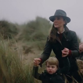 Pánský klobouk měla Kate na hlavě také předloni na videu u příležitosti desátého výročí svatby s princem Williamem.