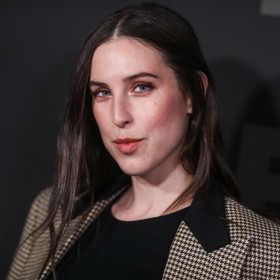 Scout je jeho druhou dcerou z manželství s Demi Moore. S macechou Emmou jsou kamarádky a vzájemně se podporují. To Emma jako pečující osoba o chřadnoucího herce bezpochyby potřebuje.