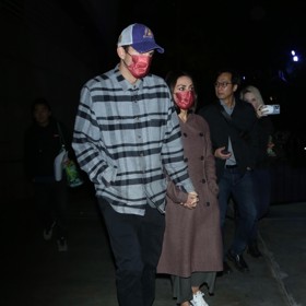 ... nebo Mila Kunis. A  nosí je také její manžel Ashton Kutcher (oba na snímku).