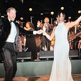 Klín do jejich křehkého vztahu pak ovšem vrazila Meghan (vpravo), kterou William označil za příliš drzou a neomalenou. To podle Harryho vyvolalo v roce 2019 fyzickou potyčku mezi oběma bratry.