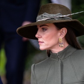 V klobouku, tentokrát od Philipa Traecyho, se Kate objevila v kostele také na sklonku loňského roku. Doplnila jím kabát od Alexandera McQueena.