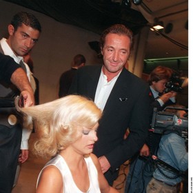 Gérald Marie (vpravo) a Linda Evangelista v zákulisí přehlídky Dior roku 1994. Tehdy už měli po rozvodu a Linda tušila, co je její šéf zač...