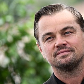 Americký herec Leonardo DiCaprio je známým ekologickým aktivistou. Aktuálně se rozhodl finančně podpořit výrobu veganských bot, které vznikají mimo jiné z plastů vylovených z moře.
