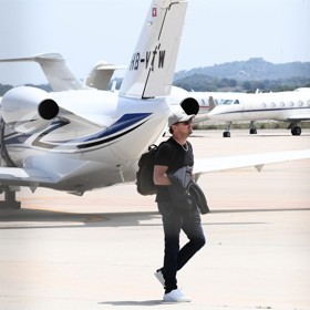 Ze Sardinie navíc letos DiCaprio odcestoval domů soukromým tryskáčem.