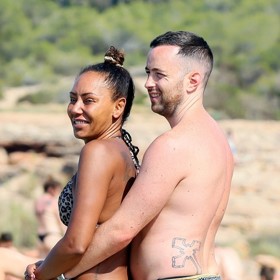 Dodnes prý trne strachy, když jí její současný přítel Rory McPhee (na fotce) položí ruku na rameno. A to přitom pěnice tvrdí, že ji o 13 let mladší kadeřník znovu naučil důvěřovat mužům.