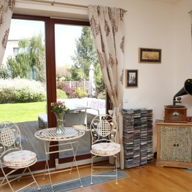 Přízemí domu skýtá hodně zákoutí, kam si lze sednout s kávou a s knihou.