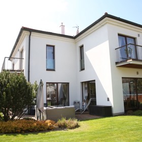 Zpěvačka a herečka Lucie Černíková pořídila s manželem prostorný patrový dům za Prahou.