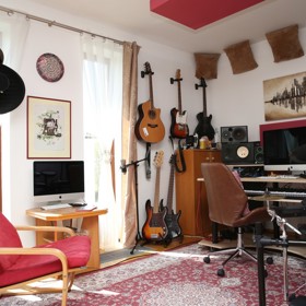 Pracovna Lukáše Pavlíka je zařízena v odstínech červené a oranžové, která podporuje kreativitu.