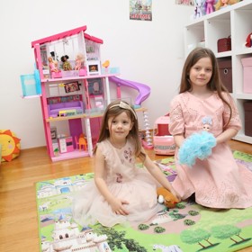 Dcery Elenka a Sofinka mají své pokojíčky zařízené podle vlastního vkusu. Hlavně hodně růžové.