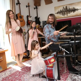 Manžel Lucie Černíkové, Lukáš Pavlík, je bubeníkem kapely Chinaski, takže je jasné, že obě dcery vedou manželé k hudbě.