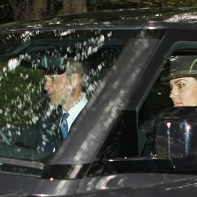 Kate Middleton znovu nadchla své fanoušky. Na bohoslužbu nedaleko zámku Balmoral si vzala pánský klobouk s peřím.