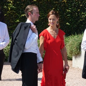 Pippa Middleton na sobě měla úchvatnou dlouhou červenou róbu s volánky, za kterou by se nestyděla ani její sestra Kate, princezna z Walesu.