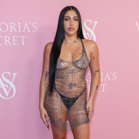 Lourdes Leon vyrostla v krásnou ženu a je si toho plně vědoma. Na představení projektu Victoria's Secret v New Yorku dorazila jen v kalhotkách a šatech připomínajících pavučinu.