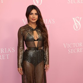 Modelka a herečka Priyanka Chopra v průsvitné róbě taktéž odhalující prádlo.