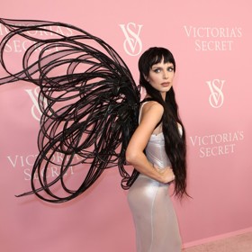 Herečka a modelka Julia Fox byla další z okřídlených tváří večera.