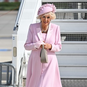 Návštěvu Francie ale manželka britského panovníka zahájila v modelu britské návrhářky Fiony Clare.