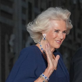 Camilla šaty doladila sadou úchvatných safírových šperků, kterou obdaroval král Jiří VI. královnu Alžbětu II.